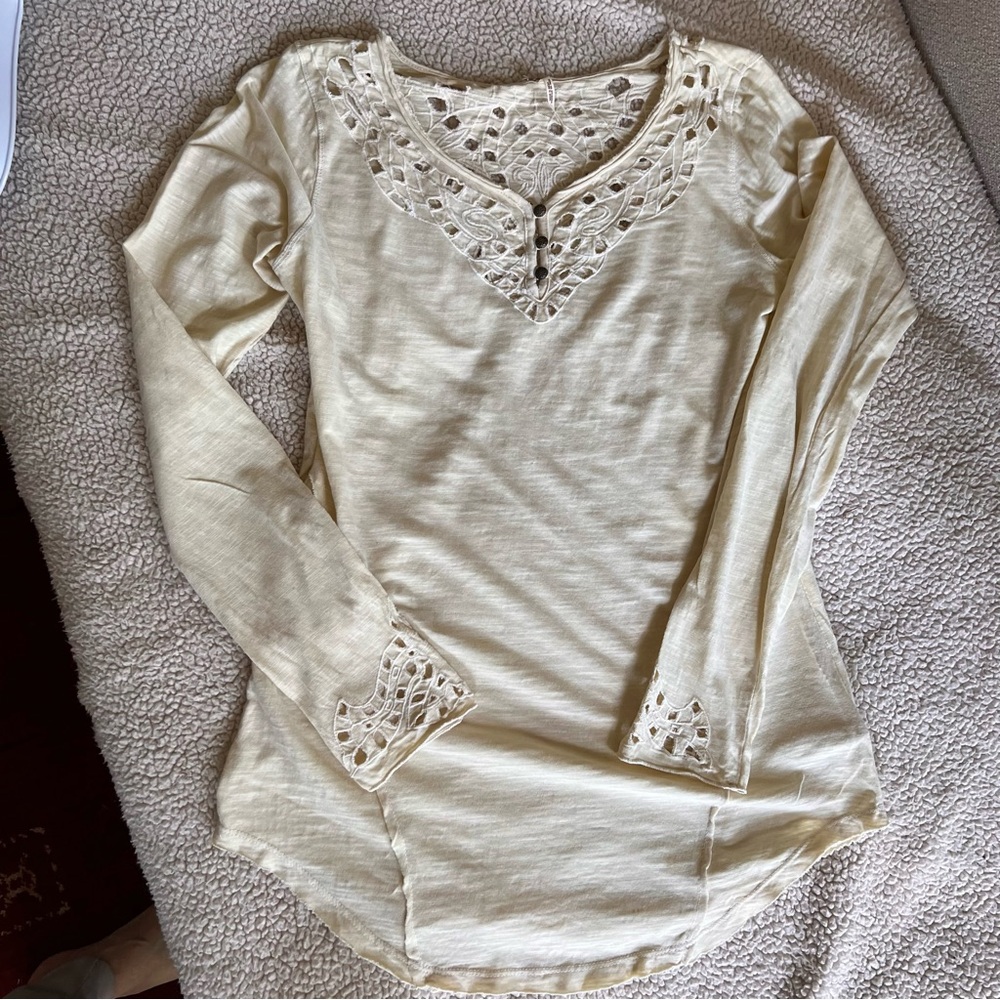 Beautiful Free People eyelet embroidery pale yellow L/S tee top Henley S / M ❤️